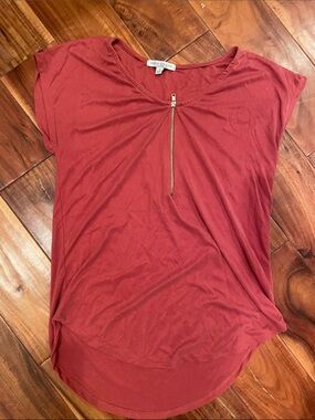 Green Envelope Brick Red Short Sleeve Top with Front Zip